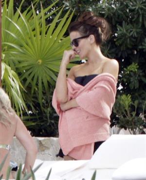 Kate Beckinsale in bikini as she fits in some sunbathing on family holiday in Mexico March 28-2013 