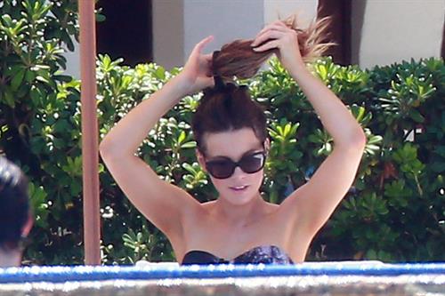 Kate Beckinsale wearing a bikini on vacation in Mexico August 21, 2013