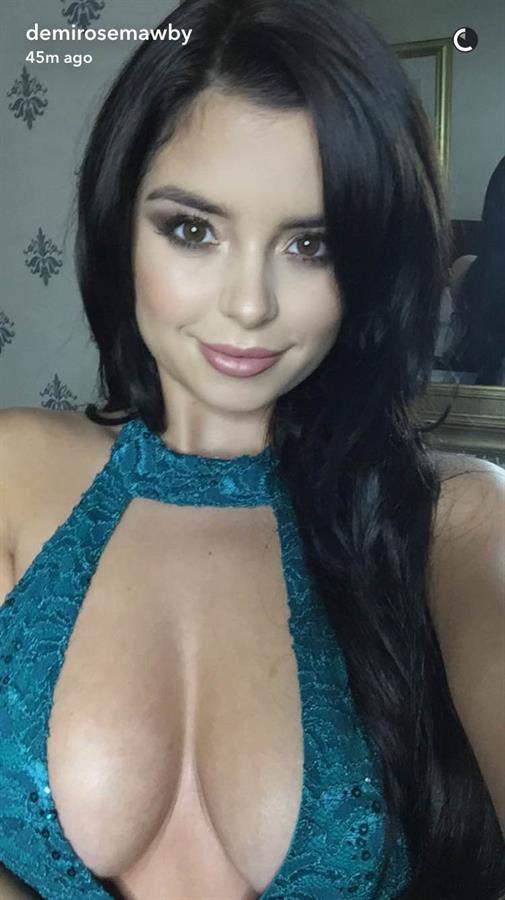 Demi Rose Mawby taking a selfie