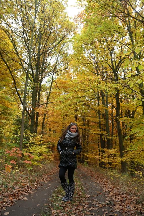 Dana Harem gets nude while enjoying the autumn weather outside