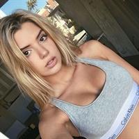 Alissa Violet taking a selfie