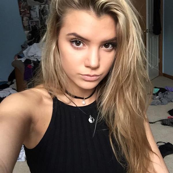 Alissa Violet taking a selfie