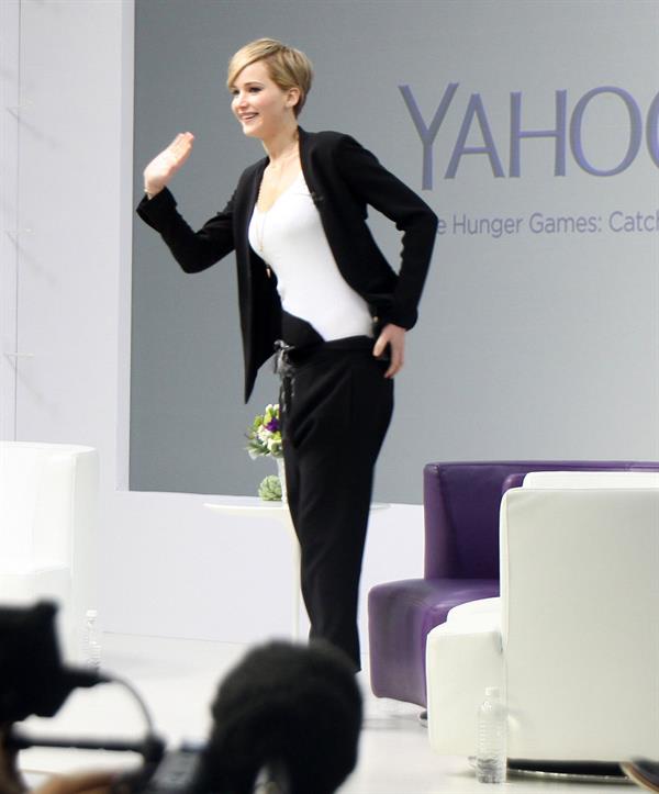 Jennifer Lawrence Q&A at the Yahoo Headquarters - Los Angeles - November 6, 2013 