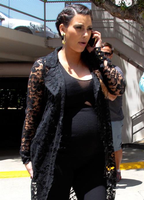 Kim Kardashian Goes house hunting with Kanye West in Bel Air (May 10, 2013) 
