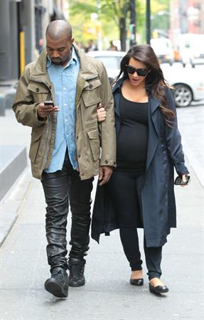 Kim Kardashian Takes an early morning stroll with Kanye West in SoHo (May 6, 2013) 