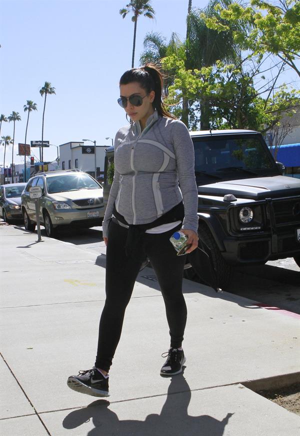 Kim Kardashian - Heads to the gym in Studio City (16.04.2013) 