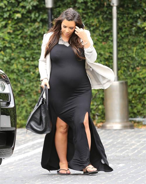 Kim Kardashian - Moves her growing baby bump through Los Angeles (03.06.2013) 