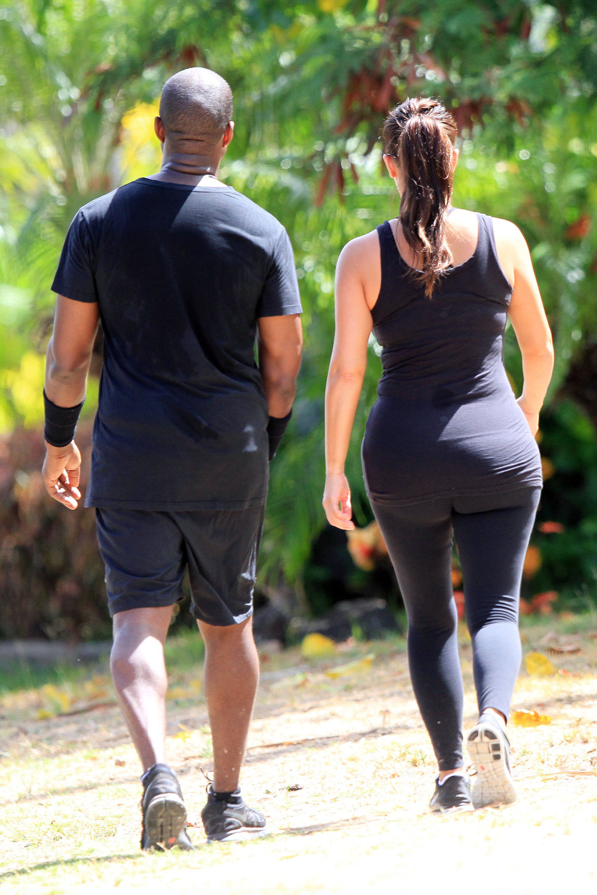 Kim Kardashian and Kanye West Walk in Beverly Hills 11 August 2012 