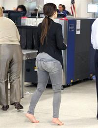 Kim Kardashian Arrives at Miami International Airport to catch a flight in Miami (November 15, 2012) 