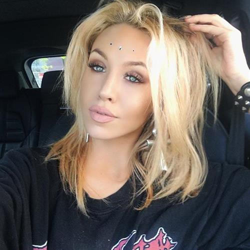 Imogen Anthony taking a selfie