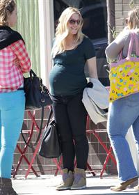 Kristen Bell - Exposes her belly button in Los Angeles (26.02.2013) 