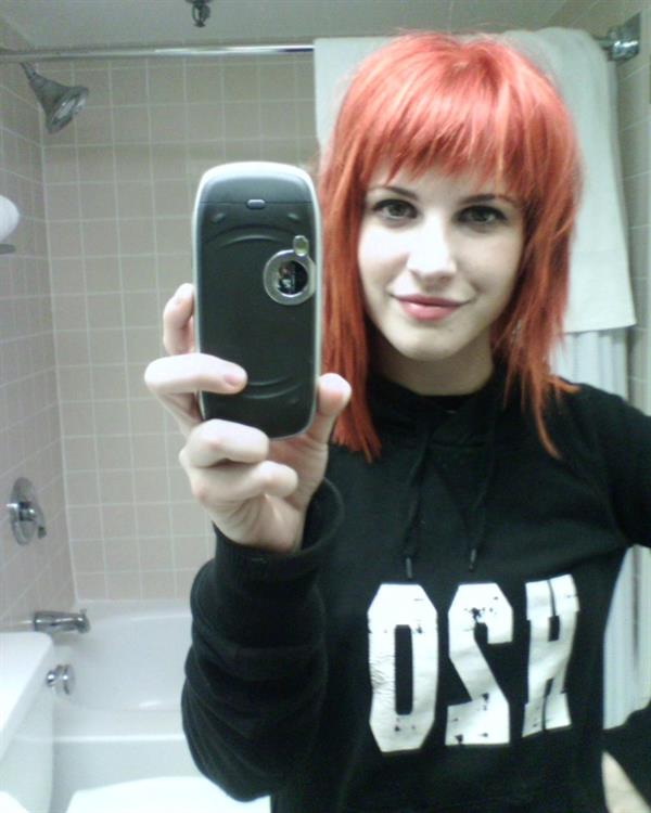 Hayley Williams taking a selfie