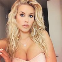 Kennedy Summers taking a selfie