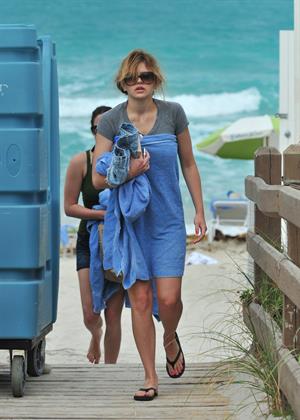 Aimee Teegarden beach candids in Miami 09.06.2011