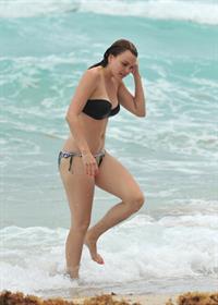 Aimee Teegarden beach candids in Miami 09.06.2011