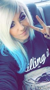 Jessica Nigri taking a selfie