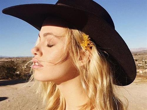 Hailey Clauson Sports Illustrated 2015 in body paint