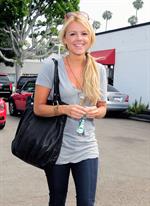 Ali Fedotowsky drops off her Mini Copper at Avon Rent a Car in Beverly Gills on July 1, 2010