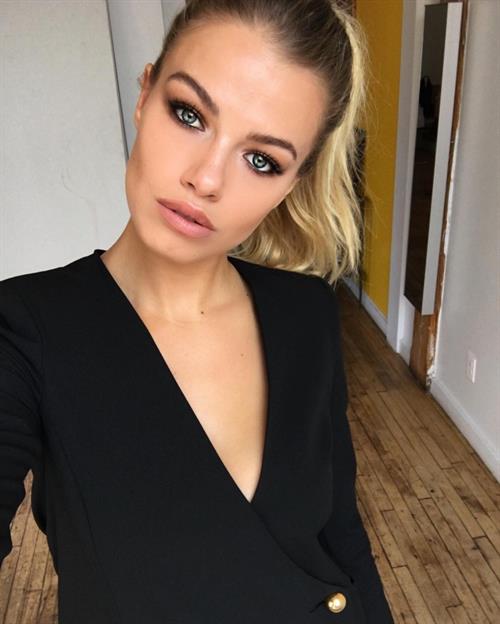 Hailey Clauson taking a selfie