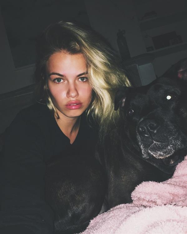 Hailey Clauson taking a selfie