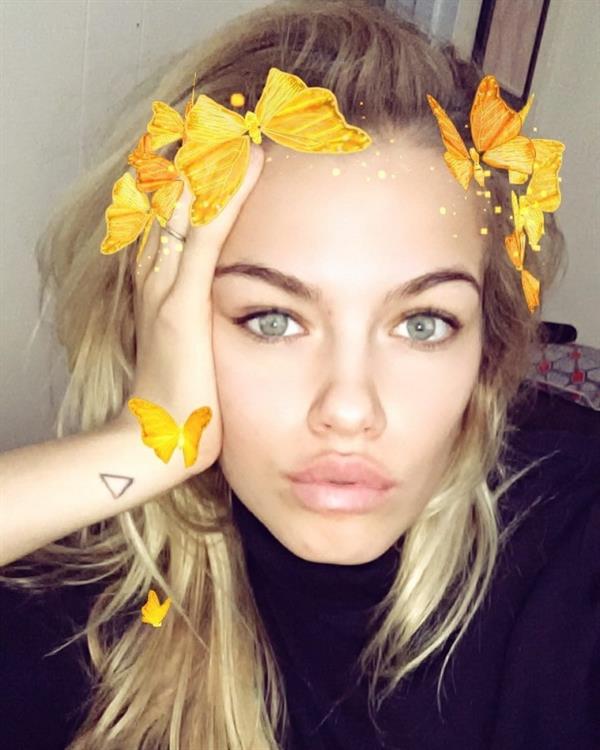 Hailey Clauson taking a selfie