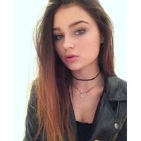 Sophi Knight taking a selfie
