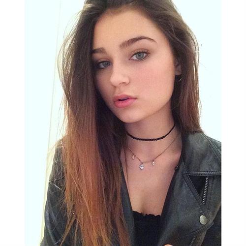Sophi Knight taking a selfie