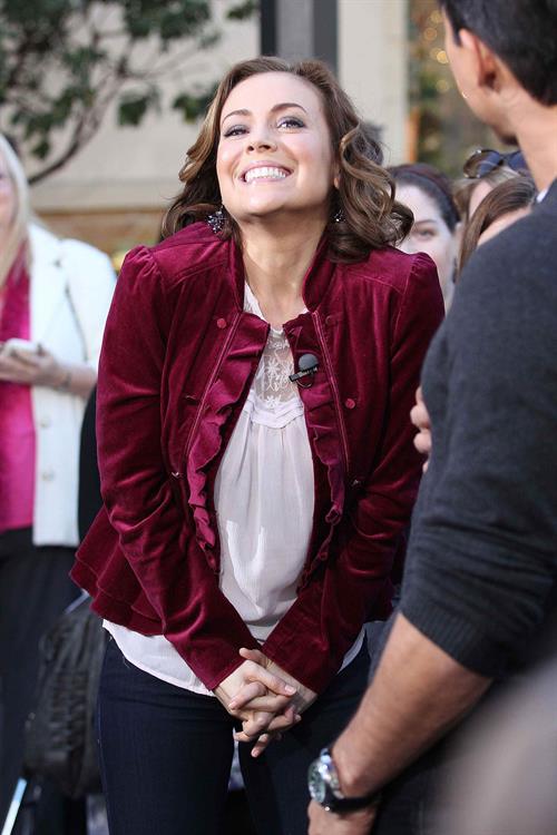 Alyssa Milano Extra at the Grove in Los Angeles November 30, 2010