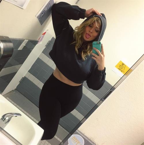 Hunter McGrady taking a selfie