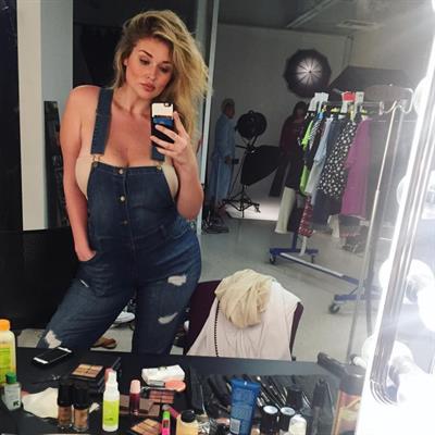 Hunter McGrady Selfie Pictures Hunter McGrady taking a selfie