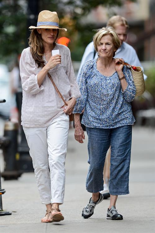 Amanda Peet - Out with her mom - August 25, 2012