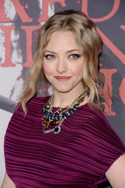 Amanda Seyfried Los Angeles premiere of Red Riding Hood at Graumans Chinese Theatre on March 7, 2011
