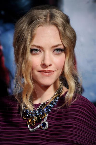 Amanda Seyfried Los Angeles premiere of Red Riding Hood at Graumans Chinese Theatre on March 7, 2011