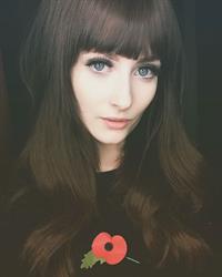 Jessica Lou taking a selfie