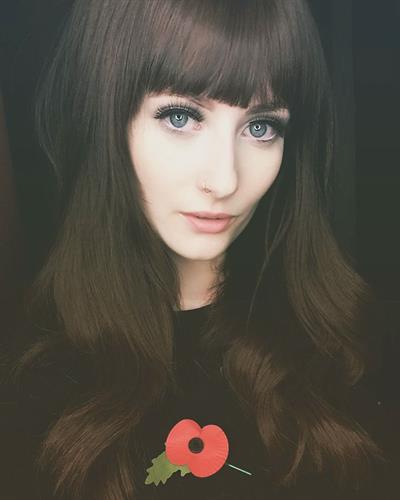 Jessica Lou taking a selfie