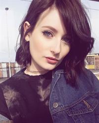 Jessica Lou taking a selfie