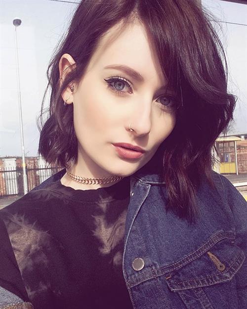 Jessica Lou taking a selfie