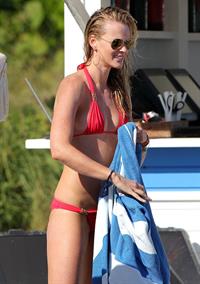 Anne Vyalitsyna bikini candids in Miami 11/22/12 