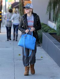Anna Faris Stops by Salon Benjamin in West Hollywood (November 20, 2012) 