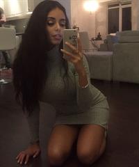 salty.sss taking a selfie