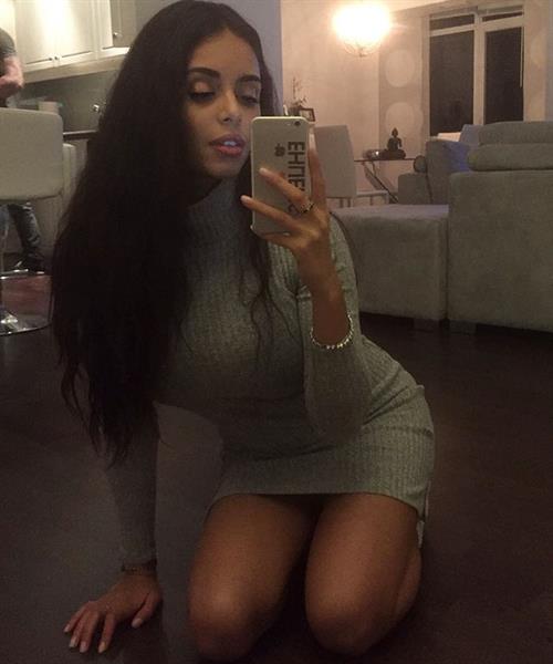 salty.sss taking a selfie