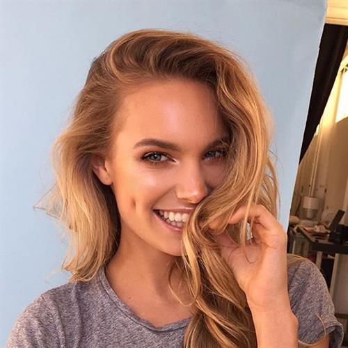 Nathalie Darcas taking a selfie