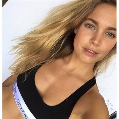 Nathalie Darcas taking a selfie