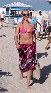 Anne Vyalitsyna Bikini Pictures Anne Vyalitsyna bikini candids in Miami 11/23/12