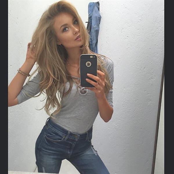 Aleksandra Nikolic taking a selfie