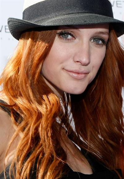 Ashlee Simpson celebrates 25th birthday with her sister Jessica at the MGM Grand 