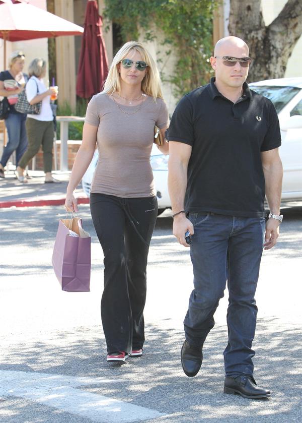 Britney Spears out shopping in Calabasas 10/23/12 