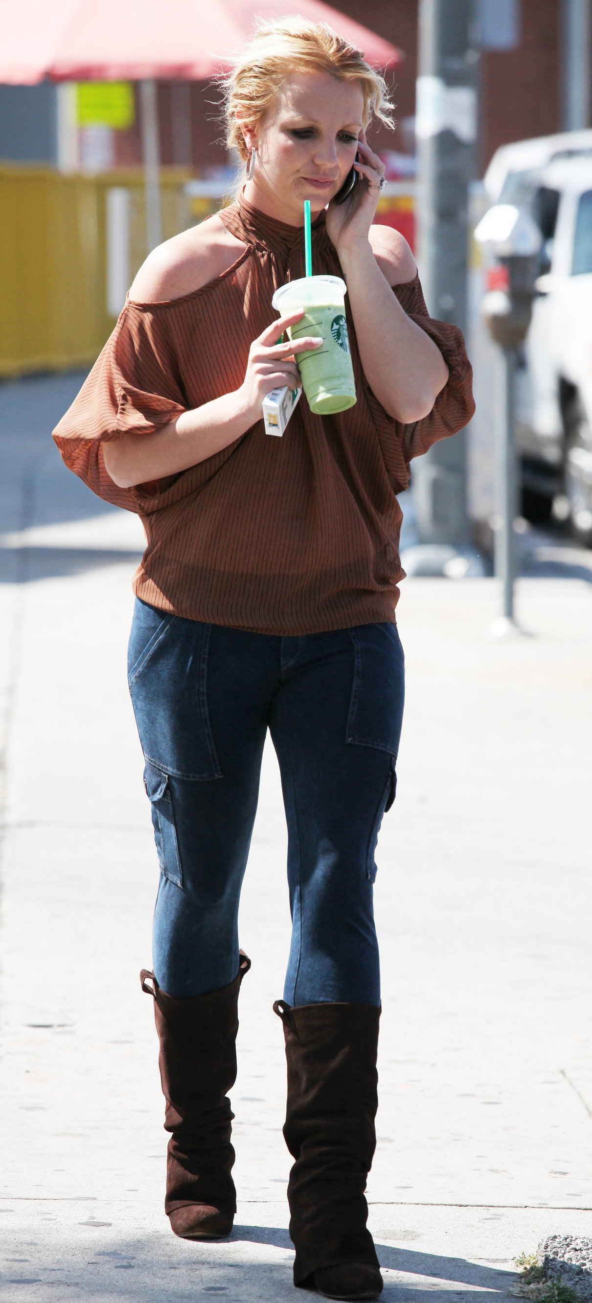 Britney Spears in jeans leaving Starbucks LA (10/04/12) 
