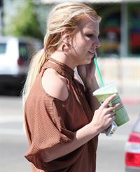 Britney Spears in jeans leaving Starbucks LA (10/04/12) 