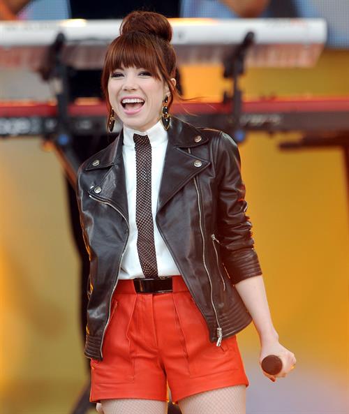 Carly Rae Jepsen - Performs Live as Part of Good Morning America's 2013 Summer Concert in New York City (14.06.2013) 